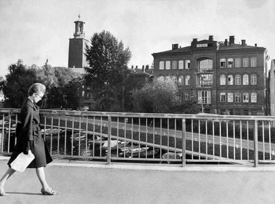 STOCKHOLM 1963-09-17. En kvinna gar pa en trottoar med Serafimerlasarettet och stadshuset i bakgrunden. Stockholm Sverige x43x *** STOCKHOLM 1963 09 17 A woman walks on a sidewalk with the Seraphim Hospital and City Hall in the background Stockholm Sweden x43x  Copyright: xStigxAxNilsson DN TTx SERAFIMERLASARETTET STOCKHOLM
