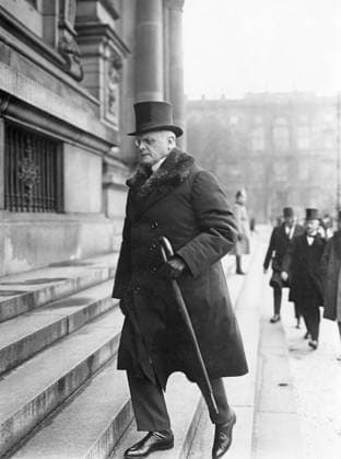 GERMANY BERLIN 1920s. Orig. caption... DER NEUGEWÄHLTE REICHSTAG Am 5.1 fand die erste Sitzung des neugewählten Reichstags statt. 14639) Reichsfinanzminister Luther begibt sich zum Reichstag. Berlin Germany x5600x *** GERMANY BERLIN 1920s Orig caption THE NEWLY ELECTED REICHSTAG The first session of the newly elected Reichstag was held on 5 1 14639 Reich Finance Minister Luther goes to the Reichstag Berlin Germany x5600x  Copyright: xR.xSennicke SVTx HIS LUTHER