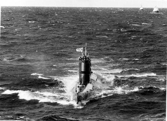 Russian U-boat U 137 leaves Sweden after the CD is pulled off the ground at Gasefjärden, Bleinge Skärgard in Blekinge skärgard 27 10 1981 c Thommy Bernquist Sydsvenskan IBL Karlskrona skärgard Sweden 1980s events sp sw x2503x  Copyright: xThommyxBernquistx xSydsvenskanx xIBLxBildbyrax