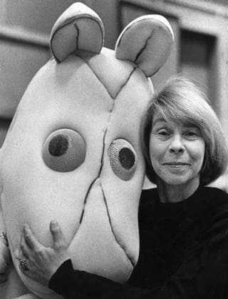 STOCKHOLM 19730920 - Tove Jansson, författare till Muminböckerna, har avlidit. Hon blev 86 ar gammal. Bilden visar Tove Jansson med en mask till en av hennes populära figurer - Mumintrollet. STOCKHOLM SVERIGE x35x *** STOCKHOLM 19730920 Tove Jansson, author of the Moomin books, has died She was 86 years old The picture shows Tove Jansson with a mask for one of her popular characters Moomintroll STOCKHOLM SWEDEN x35x  Copyright: xArnexJönssonx