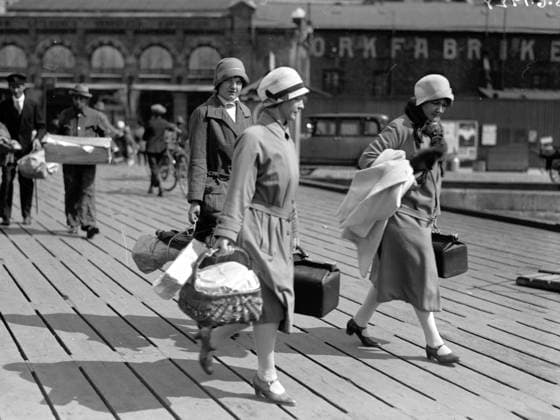 Göteborg 1928-06-23 - Unga damer pa väg ut till skärgarden inför Midsommar - Träpiren i hamnen *** Local Caption *** GT Lada 1928-05 KAMERAREPORTAGE x2524x *** Gothenburg 1928 06 23 Young ladies on their way out to the cutting yard for Midsummer Wooden pier in the harbor Local Caption GT Lada 1928 05 KAMERAREPORTAGE x2524x  Copyright: xKamerareportage TTx