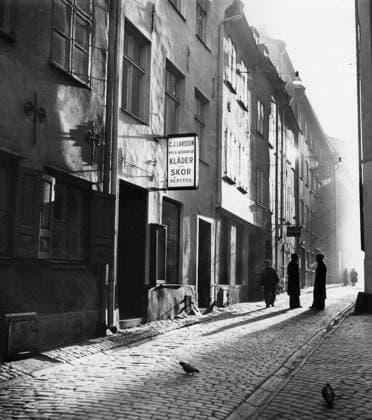 Orig. caption... Street scene from Gamlastan, Stockholm. Note C J Larsson new & used clothes and shoes Tools Signs Calls Cobblestones CD668 sites: GAMLA STAN;STOCKHOLM;SWEDINER sp_sw x5600x *** Orig caption Street scene from Gamlastan, Stockholm Note C J Larsson new used clothes and shoes Tools Signs Calls Cobblestones CD668 sites GAMLA STAN STOCKHOLM SWEDINER sp sw x5600x  Copyright: xSÖRENxHOFFMANxSHx MEETING ON THE STREET