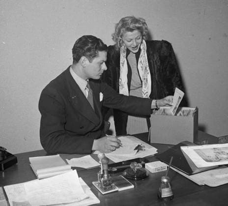 GÖTEBORG 1944-04-20. Kvinna med man vid skrivbord. *** Local Caption *** GT - Lada: Krep 2009-04 GÖTEBORG SVERIGE x2524x *** GÖTEBORG 1944 04 20 Woman with man at desk Local Caption GT Lada Krep 2009 04 GÖTEBORG SWEDEN x2524x  Copyright: xKamerareportage TTx KVINNA MED MAN VID SKRIVBORD
