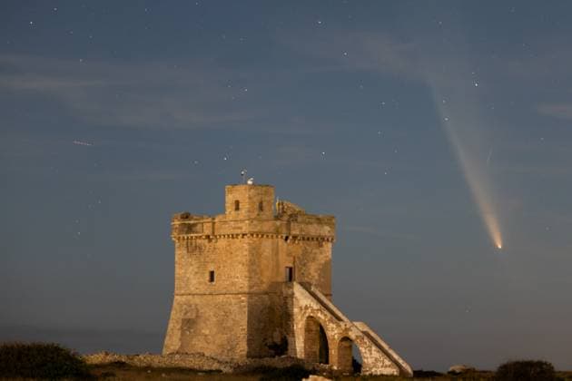 Bilder des Jahres 2024, News 10 Oktober News Themen der Woche KW41 News Bilder des Tages Komet Tsuchinshan ATLAS am Nachthimmel Comet Tsuchinshan-ATLAS (C 2023 A3) Appears Over Torre Squillace, Italy The comet Tsuchinshan-ATLAS (C 2023 A3) is seen over Torre Squillace, near Lecce, Italy, on October 13, 2024. The comet s coma, or head, measures around 130,000 miles (209,000 kilometers) in diameter, with a tail extending 18 million miles (29 million kilometers). It is not expected to return for another 80,000 years. Torre Squillace Italy  Copyright: xManuelxRomanox originalFilename: romano-comettsu241013_npYRk.jpg