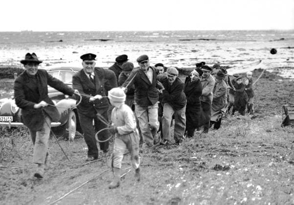 Krig Andra världskriget 1939. Kapten E. Lindqvist med mannar drar upp en mina pa stranden vid Trelleborg. Den rödmalade tyska minan innehaller 150 kg av sprängmedlet Novit vilket motsvarar ca 1.000 kg trotyl. Trelleborg Sverige 1930-tal andra världskriget sp_sw x2503x *** War World War II 1939 Captain E Lindqvist with men pulls up a mine on the beach at Trelleborg The red painted German mine contains 150 kg of the explosive Novit which corresponds to about 1,000 kg of trotyl Trelleborg Sweden 1930s World War II sp sw x2503x  Copyright: xSydsvenskanx xIBLxBildbyrax