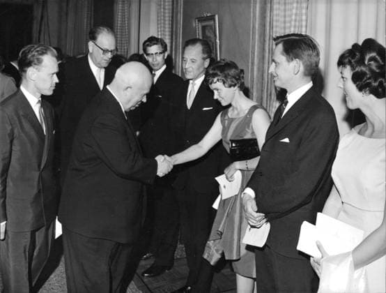 Sovjetiskt statsbesök i Sverige. Nikita Chrusjtjov, politiker (SUKP) Sovjetunionen generalsekreterare i politbyran, premiärminister. Hälsar pa Lisbet Palme, psykolog, barnpsykolog Sverige, till höger om henne star Olof Palme, politiker (S) Sverige statsminister, kommunikationsminister. Till vänster om Lisbet Palme star Sven Aspling, politiker (S), statsrad, socialminister. 1964-06-22 (c) Aftonbladet IBL Bildbyra * * * EXPRESSEN OUT * * * AFTONBLADET 5600 Stockholm Sverige politik x2512x *** Soviet state visit to Sweden Nikita Khrushchev, politician SUKP Soviet Union Secretary General of the Politburo, Prime Minister Greets Lisbet Palme, psychologist, child psychologist Sweden, to her right is Olof Palme, politicia  Copyright: xAftonbladet TTx Olof Palme - Ett liv i bilder