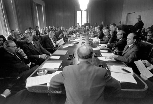 ARKIV 1963-10-17 Hundratalet journalister fran Sverige och utlandet trängdes i statsradsberedningen när den Socialdemokratiska regeringen med statsminister Tage Erlander (med ryggen närmast kameran) höll presskonferens i Stockholm 17:e oktober 1963. Vid statsministerns vänstra sida sitter närmast finansminister Gunnar Sträng och försvarsminister Sven Andersson samt ecklesiastikminister Edenman som inledde presskonferensen med att presentera direktiven för den nya yrkesutbildningen. Stockholm Sverige x23x *** ARCHIVE 1963 10 17 Hundreds of journalists from Sweden and abroad crowded into the State Council chamber when the Social Democratic government with Prime Minister Tage Erlander with his back closest to the camera held a p  Copyright: xFolkexHellbergx xTTx x ERLANDER PRESSKONFERENS