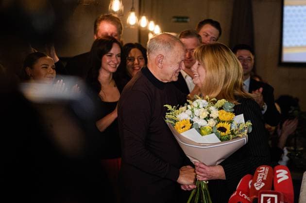 News Themen der Woche KW41 News Bilder des Tages Litauen, Parlamentswahlen October 13, 2024, Vilnius, Lithuania: Vilija Blinkeviciute, leader of the Lithuanian Social Democratic Party (LSDP), talks with supporters while holding flowers during an election event. Voting in the first round of parliamentary elections in Lithuania has concluded. Early results from the vote count show the opposition Lithuanian Social Democratic Party (LSDP) in the lead. Vilnius Lithuania - ZUMAs197 20241013_aaa_s197_403 Copyright: xYauhenxYerchakx