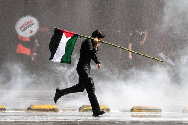 Bilder des Jahres 2024, News 10 Oktober News Themen der Woche KW41 News Bilder des Tages Demonstration March for Mapuche resistance and all indigenous peoples in Santiago, Chile - 13 Oct 2024 A protester runs with a Palestinian flag while being sprayed by a water cannon during the demonstration march for the resistance of Mapuche and all Indigenous peoples. A demonstration march for Mapuche resistance and all Indigenous people, takes place in Santiago de Chile, bringing together dozens of people. At the same time, clashes with the police occurred, with tear gas, pepper spray and water cannons being used. Santiago Chile Copyright: xCristobalxBasaurexArayax xSOPAxImagesx ABCFoto-14