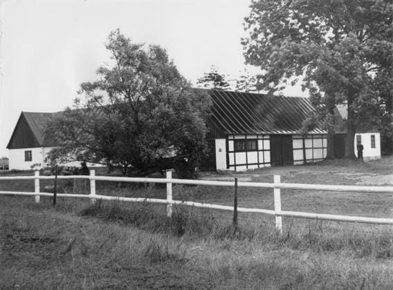 Orig caption INAUGURATION OF DAY HAMMARSKÃLD S FARM BACKAKRA On Sunday, Dag Hammarskjöld s farm in Skane was inaugurated The picture shows Exterior of the farm from the front Note Fence Scania Region Countryside persons DAG HAMMARSKJÖLD sites SKANE SWEDEN sp sw x5600x  Copyright: xx BACK FIELD