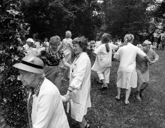 Stockholm 1986-06-19 Midsommar i Stockholm. Patienter och personal vid S:t Eriks sjukhus tjuvstartade midsommarfirandet och dansade runt stangen redan i gar. Midsommarafton kom redan pa torsdagen till S:t Eriks sjukhus. Man kan aldrig lita pa midsommaren, i morgon kan det spöregna, sa en av patienterna, som at hemlagad jordguddstarta i parken. Stockholm Sverige x121x *** Stockholm 1986 06 19 Midsummer in Stockholm Patients and staff at St. Eriks Hospital kicked off the Midsummer celebrations and danced around the pole already yesterday Midsummers Eve came already on Thursday to St. Eriks Hospital You can never rely on Midsummer, tomorrow it may rain, said one of the patients, who started a homemade earth god in the park S  Copyright: xMagnusxHartman DN TTx MIDSOMMAR STOCKHOLM