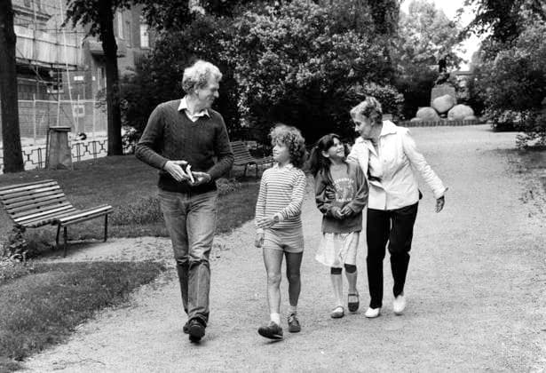 ARKIV 1983-06-17 Barnskadespelarna Hanna Zetterberg och Dan Hafström tillsammans med regissören Tage Danielsson och barnboksförfattaren Astrid Lindgren i Stockholm 17:e juni 1983 i samband med filmen Ronja Rövardotter . Stockholm Sverige x11014x *** ARCHIVE 1983 06 17 Child actors Hanna Zetterberg and Dan Hafström together with director Tage Danielsson and childrens author Astrid Lindgren in Stockholm June 17, 1983 in connection with the film Ronja Rövardotter Stockholm Sweden x11014x  Copyright: xDanxHanssonx xTTx x RONJA RÖVARDOTTER