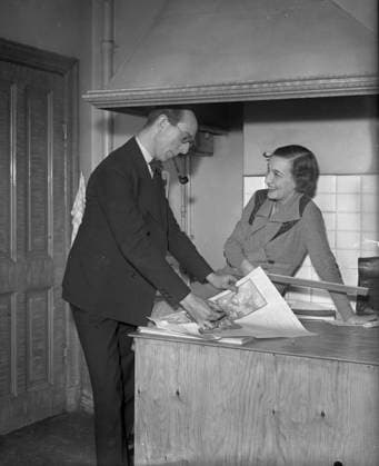 GÖTEBORG 1936. Handelstidningen - kvinna pa redaktionen umgas med redaktör som ritar en sida. GÖTEBORG SVERIGE x2524x *** GÖTEBORG 1936 Handelstidningen woman on the editorial staff is surrounded by editor who draws a page GÖTEBORG SWEDEN x2524x  Copyright: xKamerareportage TTx HANDELSTIDNINGEN