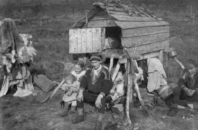 PHOTO DATE UNKNOWN Without caption Note Lapland family in the camp at Satisjaure Note Satihaure Satisjaure, lake in northwestern Lapland Sami costumes Reindeer skins Storage shed Pole shed Nomads Minorities Marriage Beak shoes Smiles CD309 sites SWEDEN LAPLAND SWEDEN sp sw x5600x  Copyright: xx JOINT FAMILY