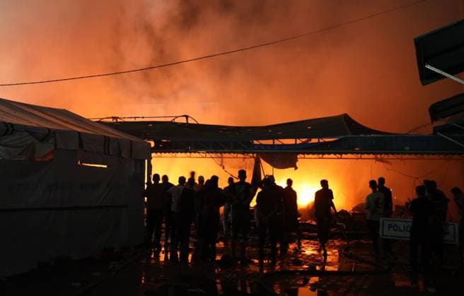 Bilder des Jahres 2024, News 10 Oktober News Themen der Woche KW41 News Bilder des Tages Nahostkonflikt, Gaza, Eindrücke aus Deir al Balah Israeli Airstrike In Gaza, Palestine People attempt to extinguish a fire at the site of an Israeli strike on tents sheltering displaced people amid the Israel-Hamas conflict in Deir Al-Balah, Gaza Strip, on October 14, 2024. Gaza Palestine  Copyright: xMajdixFathix originalFilename: fathi-notitle241013_np46u.jpg