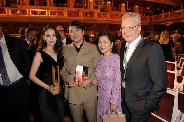 Gina Alice Redlinger, Lang Lang, Zhou Xiulan and Jürgen Redlinger at the Opus Klassik 2024 award ceremony at the Konzerthaus am Gendarmenmarkt Berlin, 13 10 2024 Foto:xF.xKernx xFuturexImagex opus2024_4172
