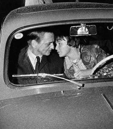 STOCKHOLM 1970-09-20. En trött Olof Palme, efter sex veckors hard valrörelse, efter en lang kampanj där han tycker att han inte fick komma till tals med de fragor som slutspurt som mest handlade om ursäkter, pest och kolera och förolämpningar. Hustru Lisbet kör honom hem i deras lilla Fiat. Stockholm Sverige PER x14x *** STOCKHOLM 1970 09 20 A tired Olof Palme, after six weeks of hard election campaign, after a long campaign where he thinks he was not allowed to be heard with the questions that the final spurt was mostly about excuses, plague and cholera and insults Wife Lisbet drives him home in their little Fiat Stockholm Sweden PER x14x  Copyright: xJacobxForsell Expressen TTx Scanned by Scan2Net