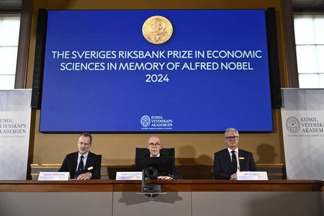 STOCKHOLM, SWEDEN 20241014 Permanent Secretary of the Royal Swedish Academy of Sciences Hans Ellegren, center, Jakob Svensson, left, and Jan Teorell, Nobel Assembly at Sveriges Riksbank, announce the Sveriges Riksbank Prize in Economic Sciences in Memory of Alfred Nobel 2024, awarded to Daron Acemoglu, Simon Johnson an  Copyright: xChristinexOlsson TTx NOBEL 2024 EKONOMIPRISET TILLKÄNNAGES IKjeVZKbIwQ