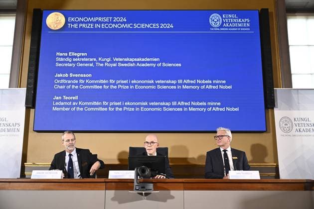 STOCKHOLM, SWEDEN 20241014 Academy of Sciences permanent secretary Hans Ellegren C , Jakob Svensson L and Jan Teorell, of the Nobel assembly at the Swedish Riksbank announces the Swedish Riksbank s prize in economic science in memory of Alfred Nobel 2024, which goes to Daron Acemoglu, Simon Johnson and James A Robi  Copyright: xChristinexOlsson TTx NOBEL 2024 ECONOMICS PRIZE Jf_vGgfQzqE