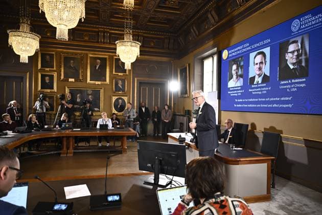 STOCKHOLM, SWEDEN 20241014 Permanent Secretary of the Royal Swedish Academy of Sciences Hans Ellegren, center, Jakob Svensson, left, and Jan Teorell, Nobel Assembly at Sveriges Riksbank announce the Sveriges Riksbank Prize in Economic Sciences in Memory of Alfred Nobel 2024, awarded to Daron Acemoglu, Simon Johnson an  Copyright: xChristinexOlsson TTx NOBEL 2024 EKONOMIPRISET TILLKÄNNAGES qAvSwfTWr5Y