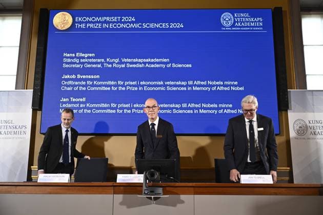 STOCKHOLM, SWEDEN 20241014 Permanent Secretary of the Royal Swedish Academy of Sciences Hans Ellegren, center, Jakob Svensson, left, and Jan Teorell, Nobel Assembly at Sveriges Riksbank announce the Sveriges Riksbank Prize in Economic Sciences in Memory of Alfred Nobel 2024, awarded to Daron Acemoglu, Simon Johnson an  Copyright: xChristinexOlsson TTx NOBEL 2024 EKONOMIPRISET TILLKÄNNAGES xOvWmncgXFw