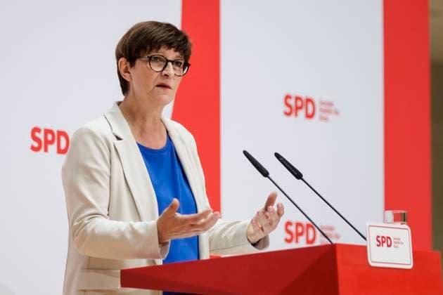Saskia Esken, Bundesvorsitzende der SPD, aufgenommen im Rahmen einer Pressekonferenz im Willy-Brandt-Haus in Berlin, 14.10.2024. Berlin Deutschland *** Saskia Esken, Federal Chairwoman of the SPD, at a press conference at Willy Brandt Haus in Berlin, 14 10 2024 Berlin Germany Copyright: xKiraxHofmannx