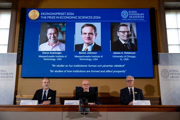 STOCKHOLM, SWEDEN 20241014 Permanent Secretary of the Royal Swedish Academy of Sciences Hans Ellegren, center, Jakob Svensson, left, and Jan Teorell, Nobel Assembly at Sveriges Riksbank announce the Sveriges Riksbank Prize in Economic Sciences in Memory of Alfred Nobel 2024, awarded to Daron Acemoglu, Simon Johnson a  Copyright: xChristinexOlsson TTx NOBEL 2024 EKONOMIPRISET TILLKÄNNAGES kg-UfpAkuL8