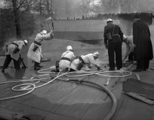 Göteborg 11 april 1949 - Brand pa Liseberg - attraktionen Spöktaget - Bla taget - även kallat Spöktaget - brinner upp - *** Local Caption *** GP jul1949_3605 KAMERAREPORTAGE x2524x *** Gothenburg April 11, 1949 Fire at Liseberg attraction Spöktaget Also called Spöktaget burns up Local Caption GP jul1949 3605 KAMERAREPORTAGE x2524x  Copyright: xKamerareportage TTx