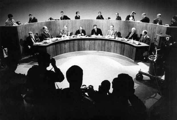 STOCKHOLM 19640918. Final debate between some politicians before the election in 1964. Here you can see in the front row from left Torsten Nilsson (Social Democrat), Foreign Minister, Tage Erlander (Social Democrat), Prime Minister, Bertil Ohlin (People s Party), party leader, Lars Orup, radio and TV journalist, Olof Rydbeck, chairman and radio manager, Gunnar Heckscher (right party), party leader, Gunnar Hedlund (center party), party leader, and C H Hermansson (communist), party leader. In the back row can be seen i.a. Thorbjörn Fälldin (4th fr.h.), politician (center party). Stockholm Sweden sp_sw x5600x *** STOCKHOLM 19640918 Final debate between some politicians before the election in 1964 Here you can see in the front row from lef  Copyright: xBertilxS-sonxAberg SVTx ELECTION BATTLE