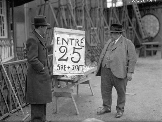 Göteborg 1937-04-17 - EntrÃ till Gycklarhallen pa Liseberg, 25 öre + skatt. Chefen Herman Lindholm med herr Larsson - *** Local Caption *** GT Krep 2010-04 GHT x2524x *** Gothenburg 1937 04 17 Entrance to Gycklarhallen at Liseberg, 25 öre tax Manager Herman Lindholm with Mr. Larsson Local Caption GT Krep 2010 04 GHT x2524x  Copyright: xKamerareportage TTx 17 april 1937