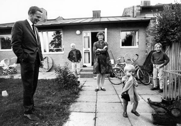 STOCKHOLM 19690925. The whole Palme family outside their townhouse in Vallingby. From left: Olof, Joakim, Lisbet, Mattias and Marten. It is 25 years since former Swedish Prime Minister and Party Leader of the Social Democrats Olof Palme was shot to death at the Sveavägen street in central Stockholm, February 28, 1986. STOCKHOLM SWEDEN ttexport x10x *** STOCKHOLM 19690925 The whole Palme family outside their townhouse in Vallingby From left Olof, Joakim, Lisbet, Mattias and Marten It is 25 years since former Swedish Prime Minister and Party Leader of the Social Democrats Olof Palme was shot to death at the Sveavägen street in central Stockholm, February 28, 1986 STOCKHOLM SWEDEN ttexport x10x  Copyright: xJANxDELDENx OLOF PALME
