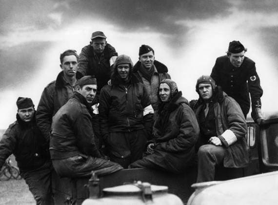Krig Andra världskriget Sverige Skane Malmö. Amerikanska piloter som nödlandat i Malmö Malmö Sverige 1940-tal, andra världskriget x2503x *** War World War II Sweden Skane Malmö American pilots who made an emergency landing in Malmö Malmö Sweden 1940s, World War II x2503x  Copyright: xSydsvenskanx xIBLxBildbyrax