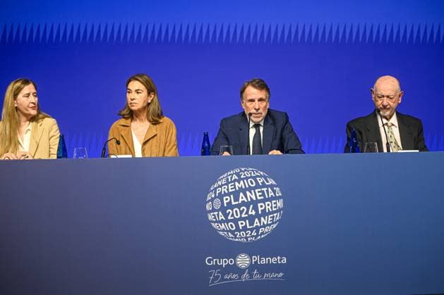 The Planeta Prize Jury holds a press conference a day before the 73rd edition I D The writer Luz Gabás, the writer Carmen Posadas, the president of Grupo Planeta, José Creuheras, and the writer Juan Eslava Galán, during a press conference a day before the presentation of the 73rd edition of the Planeta Prize at La Llotja de Mar, on October 14, 2024, in Barcelona, Catalunya Espana Tomorrow the 73rd edition of the Planeta Prize, endowed with one million euros and 200,000 euros for the finalist, will be awarded this Tuesday in Barcelona As a novelty, the writer Luz Gabás, winner in 2022, and the academic Eva Giner will join the jury 14 OCTOBER 2024 PLANETA PRIZE PRESS CONFERENCE BARCELONA CATALUNYA Lorena Sopê Barcelona Catalunya Catalunya Ba Copyright: xLorenaxSopênax 6274631