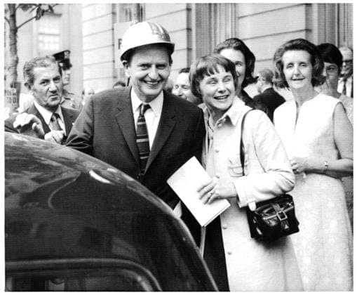 Olof Palme, politiker (S), statsminister Sverige och Lisbeth Palme, psykolog Sverige. Lisbet och olof Palme pa väg att lämna New York för att flyga hem till Sverige, Olof Palme med en skyddshjälm pa huvudet som han fatt i avskedspresent fran de Svenska journalisterna i New York. 1970-06-11 (c) SVENSSON SIXTEN Aftonbladet IBL * * * EXPRESSEN OUT * * * AFTONBLADET 5600 Stockholm Sverige politik sp_sw x2512x *** Olof Palme, politician S , Prime Minister Sweden and Lisbeth Palme, psychologist Sweden Lisbet and Olof Palme on their way to leave New York to fly home to Sweden, Olof Palme with a protective helmet on his head that he received as a farewell gift from the Swedish journalists in New York 1970 06 11 c SVENSSON SI  Copyright: xSVENSSONxSIXTEN Aftonbladet TTx Olof Palme och Lisbeth Palme