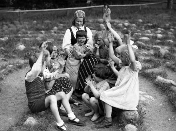 STOCKHOLM 1939-07-01 Besökare pa Skansen. Barn tillsammans med en lekfröken. STOCKHOLM SVERIGE x192x *** STOCKHOLM 1939 07 01 Visitors at Skansen Children together with a playmate STOCKHOLM SWEDEN x192x  Copyright: xDN TTx BESÖKARE SKANSEN