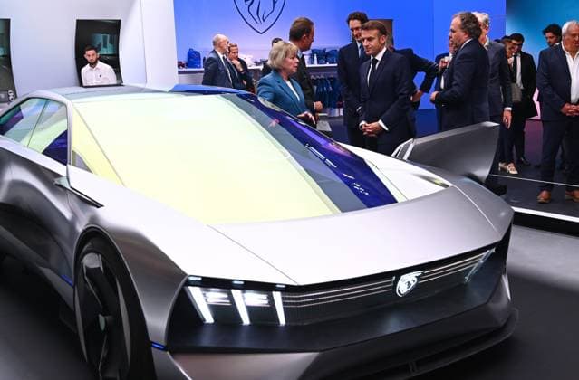 News Themen der Woche KW42 News Bilder des Tages MONDIAL DE LAUTO 2024 PHOTOPQR OUEST FRANCE Franck Dubray Paris 14 10 2024 Ouverture du Mondial de lAuto 2024 au parc des expositions de la porte de Versailles, à Paris Salon de lautomobile Le président de la république Emmanuel Macron sur le stand Peugeot près du concept car Hypersquare avec Lynda Jackson directrice générale Peugeot Photo Franck Dubray President Emmanuel Macron visits the stands at the Paris Motor Show, in Paris, the 14 october 2024 Local Caption Paris France  Copyright: xPHOTOPQR OUESTxFRANCE MAXPPPxFranckxDubrayx 20241014OFR3050 20241014OFR3050