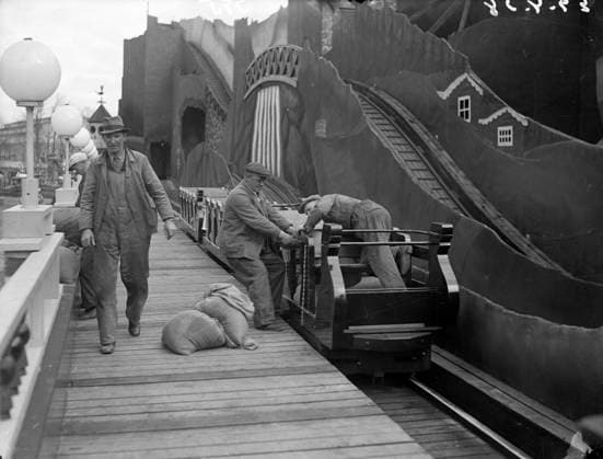 GÖTEBORG 1938-04-29. Berg- och dalbanan pa Liseberg fixas innan premiären för aret. *** Local Caption *** Lada: Krep-Liseberg GÖTEBORG SVERIGE x2524x *** GÖTEBORG 1938 04 29 The roller coaster at Liseberg is fixed before the premiere for the year Local Caption Lada Krep Liseberg GÖTEBORG SWEDEN x2524x  Copyright: xKamerareportage TTx LISEBERG