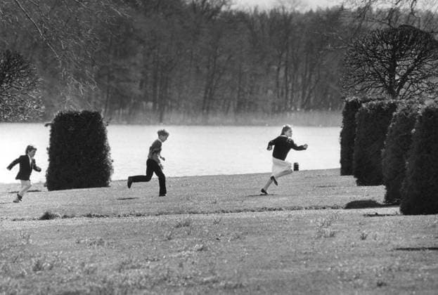 From left Carl Philip, Prince Sweden, an unidentified boy relative and Victoria, Princess Sweden Crown Princess, playing in the park of Drottningholm Palace Private, family, running Childhood photos 1986 04 30 c ANDERSSON URBAN Aftonbladet IBL Bildbyra EXPRESSEN OUT AFTONBLADET 4216 Sweden Royal House Sweden x2512x  Copyright: xUrbanxAndersson Aftonbladet TTx
