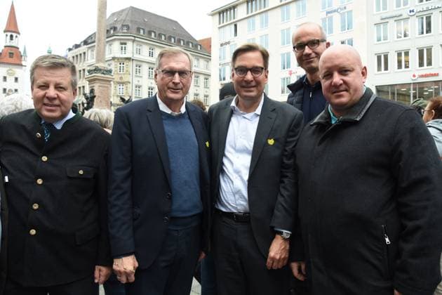 Robert Brannekaemper Mdl Dr Johannes Singhammer MdB a D Prof Joerg Hoffmann Stadtrat Friz Roth Stadtrat Richard Progl Stadtrat Muenchen 14 10 2024 Marienplatz Stand concert of the Gebirgsmusikkorps Garmisch Partenkirchen der Bundeswehr With the concert, the Volksbund Deutsche Kriegsgraeberfuersorge