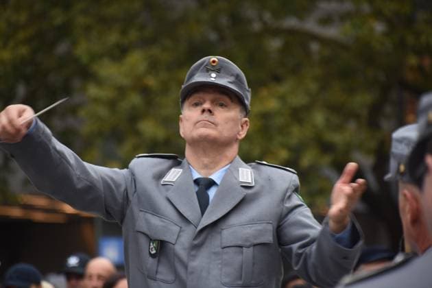 under the direction of Major Rudolf Piehlmayer Gebirgsmusikkorps Garmisch Partenkirchen Munich 14 10 2024 Marienplatz Stand concert of the Gebirgsmusikkorps Garmisch Partenkirchen of the Bundeswehr With this concert, the Volksbund Deutsche Kriegsgraeberfuersorge e V calls for support for school and youth work under the motto Versoehnung über den