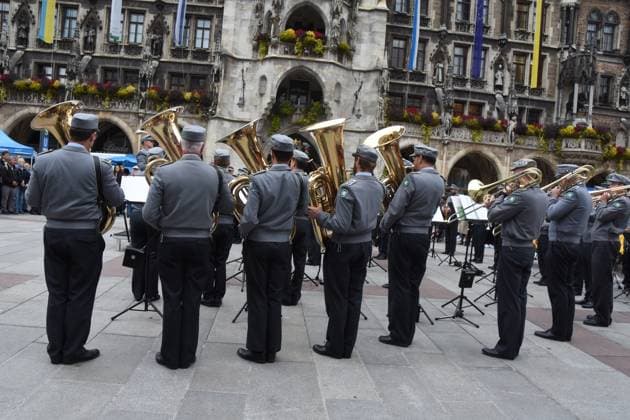 under the direction of Major Rudolf Piehlmayer Gebirgsmusikkorps Garmisch Partenkirchen Munich 14 10 2024 Marienplatz Stand concert of the Gebirgsmusikkorps Garmisch Partenkirchen of the Bundeswehr With this concert, the Volksbund Deutsche Kriegsgraeberfuersorge e V calls for support for school and youth work under the motto Versoehnung über den