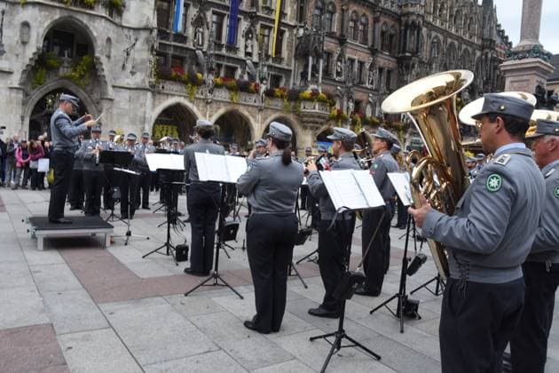 under the direction of Major Rudolf Piehlmayer Gebirgsmusikkorps Garmisch Partenkirchen Munich 14 10 2024 Marienplatz Stand concert of the Gebirgsmusikkorps Garmisch Partenkirchen of the Bundeswehr With this concert, the Volksbund Deutsche Kriegsgraeberfuersorge e V calls for support for school and youth work under the motto Versoehnung über den