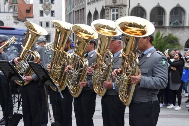 Blaeser under the direction of Major Rudolf Piehlmayer Gebirgsmusikkorps Garmisch Partenkirchen Munich 14 10 2024 Marienplatz Stand concert of the Gebirgsmusikkorps Garmisch Partenkirchen of the Bundeswehr With the concert, the Volksbund Deutsche Kriegsgraeberfuersorge e V calls for support for school and youth work under the motto Verso