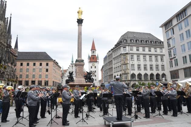 under the direction of Major Rudolf Piehlmayer Gebirgsmusikkorps Garmisch Partenkirchen Munich 14 10 2024 Marienplatz Stand concert of the Gebirgsmusikkorps Garmisch Partenkirchen of the Bundeswehr With this concert, the Volksbund Deutsche Kriegsgraeberfuersorge e V calls for support for school and youth work under the motto Versoehnung über den