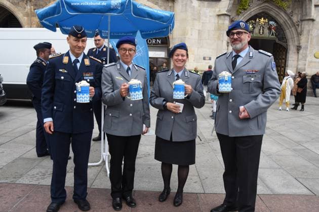 War Graves Collectors of the German Armed Forces Soldiers Munich 14 10 2024 Marienplatz Stand concert of the Mountain Music Corps Garmisch Partenkirchen of the German Armed Forces With the concert, the Volksbund Deutsche Kriegsgraeberfuersorge e V calls for the support of school and youth work under the motto Versoehnung über den Graebern Arbeit für den Frieden (Reconciliation