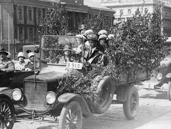 Stockholm 1927-06-25 Midsommar i Stockholm. Lövat fordon pa Vasabron. Stockholm Sverige x192x *** Stockholm 1927 06 25 Midsummer in Stockholm Loaded vehicle on Vasabron Stockholm Sweden x192x  Copyright: xDN TTx MIDSOMMAR STOCKHOLM