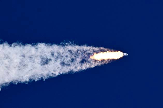 News Bilder des Tages A SpaceX Falcon 9 Heavy rocket launches Europa Clipper for NASA at 12:06 PM from Complex 39A at the Kennedy Space Center, Florida on Monday October 14, 2024. The satellite, built by NASA JPL, will journey to Jupiter and conduct multiple flybys of its moon Europa.which is thought to have an ocean of water on its surface.  KSP20241014016 JOExMARINO