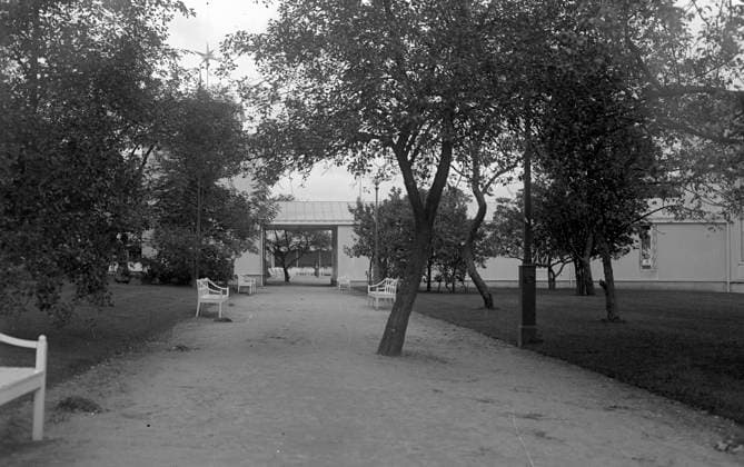Göteborg 1923-07-28 - Liseberg - Promenadvägen mot Spegeldammen och Värdshuset - musikpaviljongen numera upp till vänster *** Local Caption *** GT Lada Liseberg - 2 KAMERAREPORTAGE x2524x *** Gothenburg 1923 07 28 Liseberg Promenadvägen towards Spegeldammen and Värdshuset music pavilion now up to the left Local Caption GT Lada Liseberg 2 KAMERAREPORTAGE x2524x  Copyright: xKamerareportage TTx
