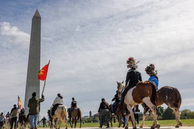 News Bilder des Tages USA, Indigene Bevölkerungsgruppe des Muwekma Ohlone Tribe protestiert in Washington Indigenous Demonstrators Arrive To DC On Horseback Members of the Muwekma Ohlone Tribe of the San Francisco Bay Area, along with other tribal groups and their supporters, arrive in Washington, D.C. on horseback on Indigenous Peoples Day, October 14, 2024. The demonstrators rode across the country on horseback as part of the protest titled the Trail of Truth , arriving in Capitol Hill to demand federal recognition for Indigenous tribes. Washington, D.C. District of Columbia United States  Copyright: xBryanxOlinxDozierx originalFilename: dozier-indigeno241014_npPti.jpg