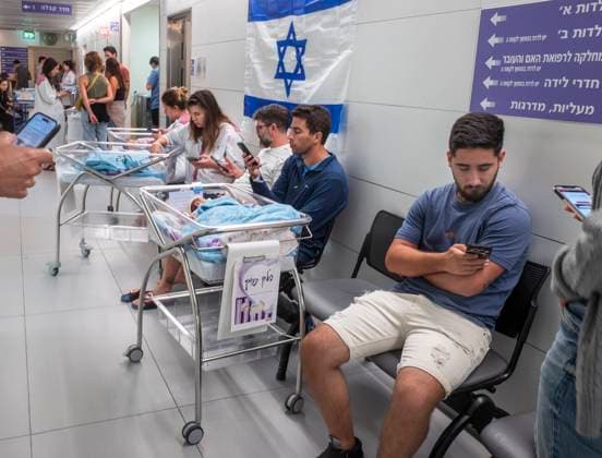 News Bilder des Tages Israelis tend to infants in a natal care safe room corridor in a major Tel Aviv hospital during a red alert siren on October 14, 2024. The alert notified new mothers and their husbands of a rocket attack on Tel Aviv and surrounding areas from Hezbollah forces inside Lebanon.  ISR20241014004 JimxHollander
